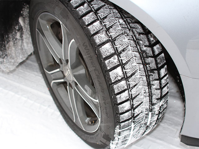 アイボリー×レッド KUMHO KUMHO WINTER CRAFT Wi61 215/50R17 91R 17インチ クムホ ウィンタークラフト  Wi-61 新品 スタッドレスタイヤ 4本セット